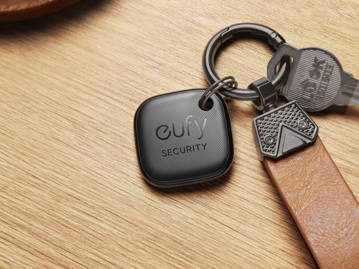 Eufy SmartTrack Link device connected with house keys