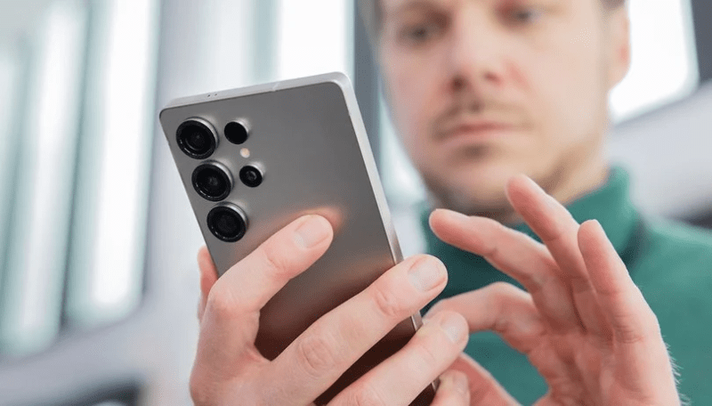 High-intensity mobile game on the Galaxy S25 Ultra’s ProScaler display.