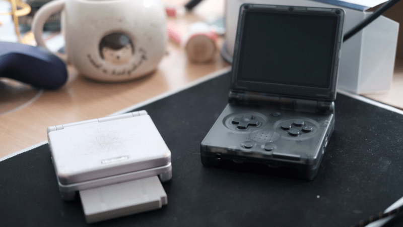 RG35XXSP Flip handheld game console displaying its flip design, IPS screen, and quad-core processor.